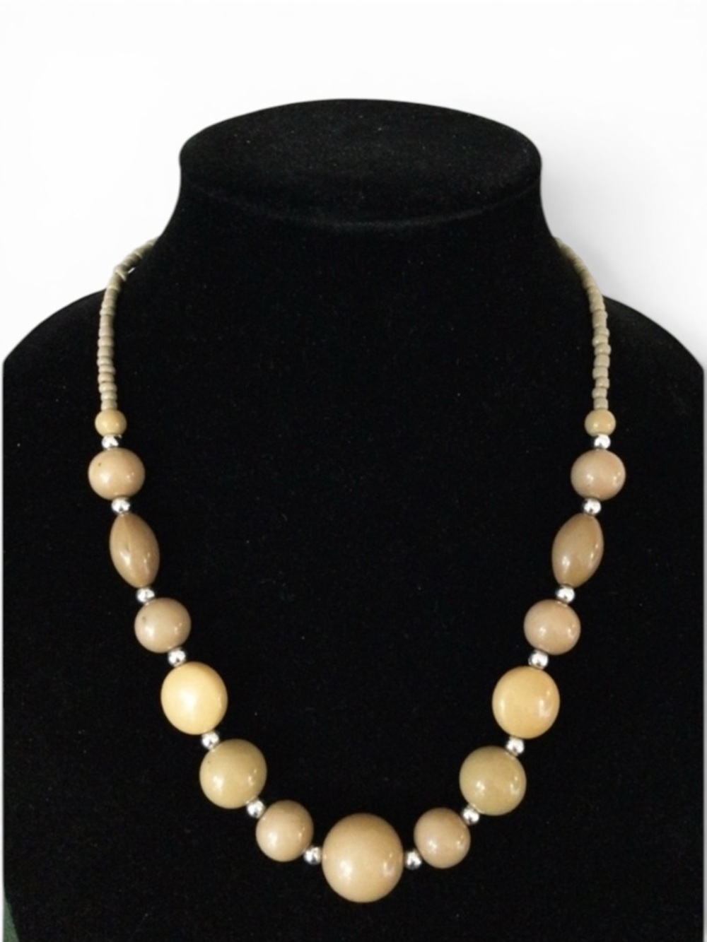 Vintage 1970s Graduated Beige/Tan Lucite Beaded Necklace w/ Silver Spacers - Picture 6 of 12